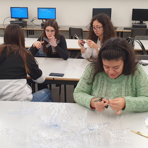 Atividade de Natal: decoração alusiva ao Natal no Lar Emídio Guerreiro da Santa Casa da Misericórdia de Guimarães