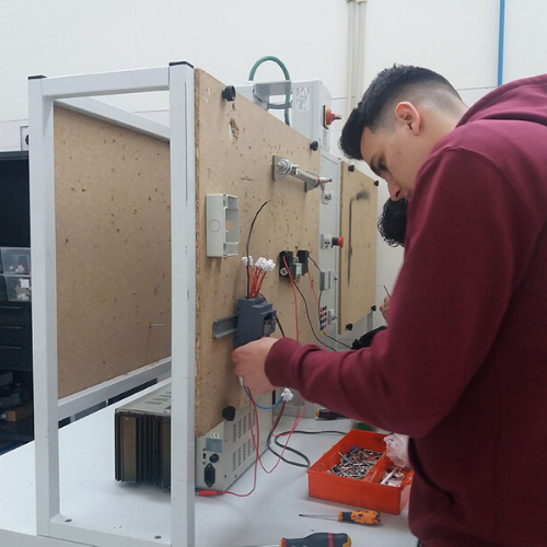 Montagem do autómato/PLC, com as respetivas ligações elétricas com a botoneira