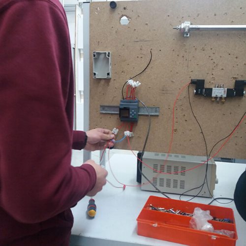 Montagem do autómato/PLC, com as respetivas ligações elétricas