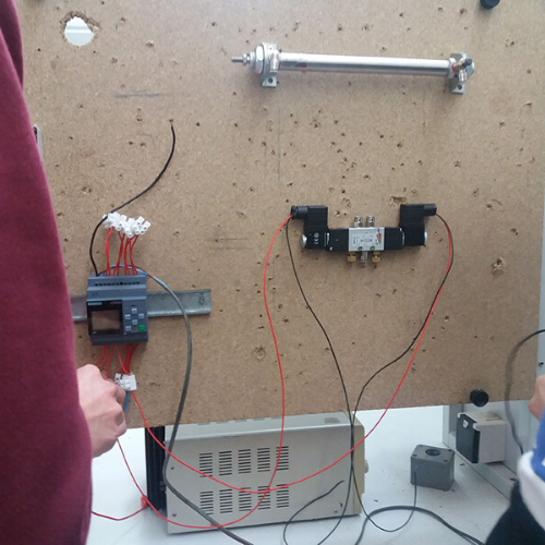 Início da montagem do comando pneumático com um cilindro de duplo efeito, controlado por um autómato/PLC e uma botoneira